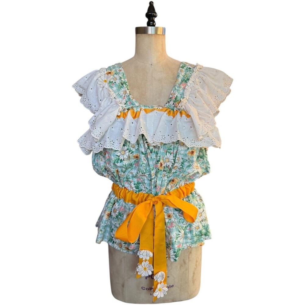 70s vintage floral ruffle top with daisy appliqué and ribbon detail Size S/M